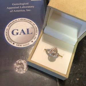 Pear shaped diamond in 14k rose & white gold